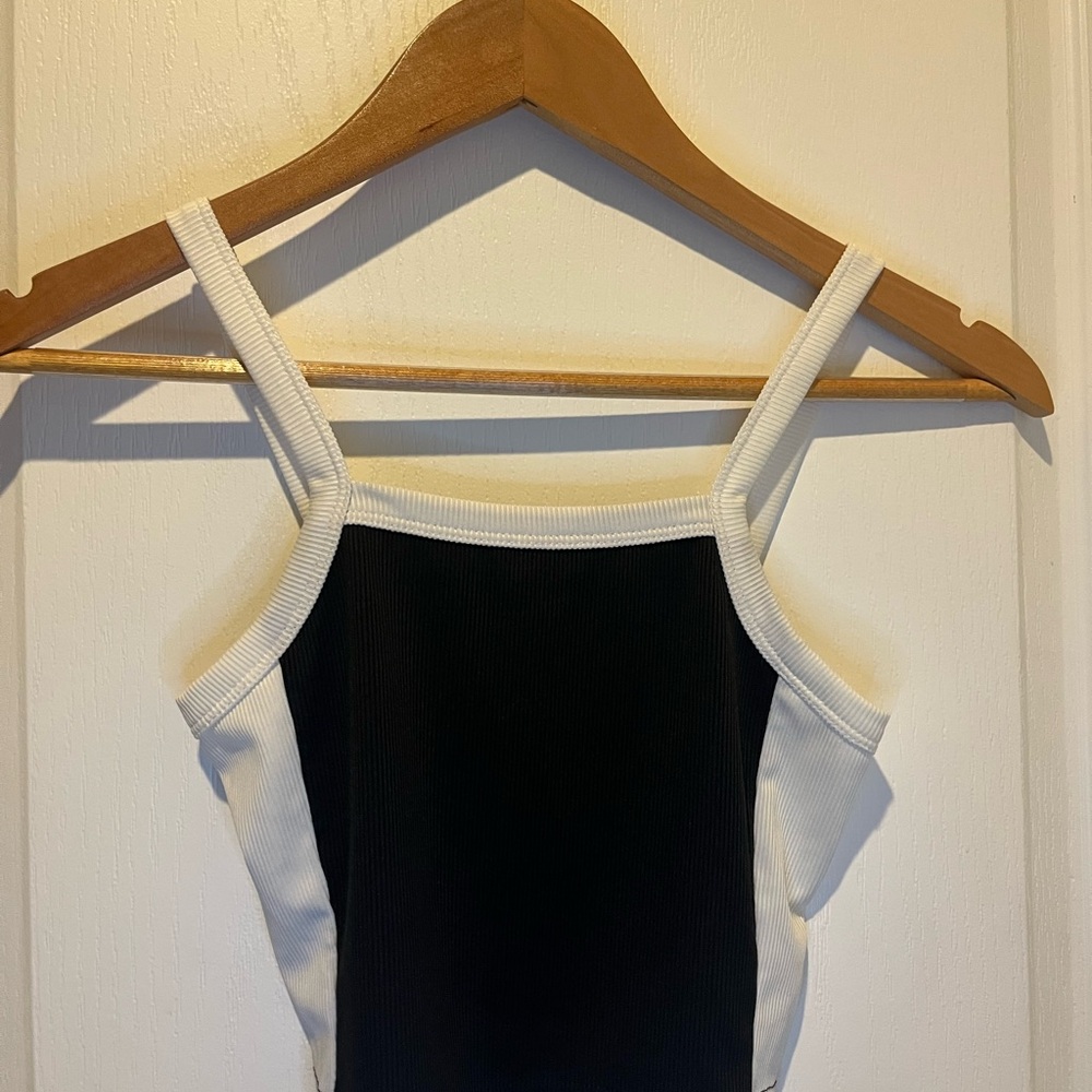 Bundle of 2 SHEIN Cropped Tanks 💙🖤